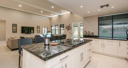 Luxe 4 Bdrm W/pool and Spa on Golf Course Lot!