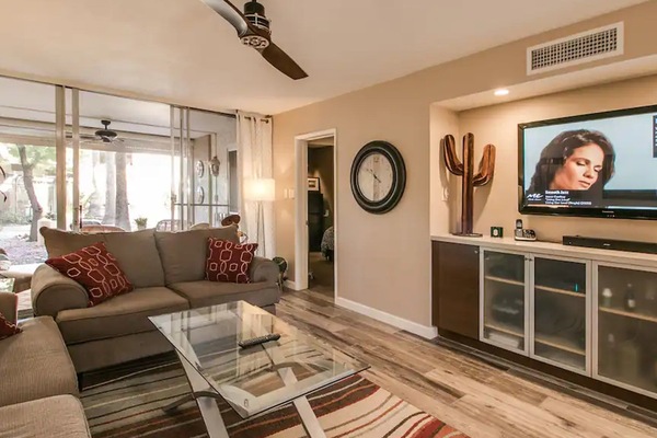 Studio (2 Bedrooms) | Living room