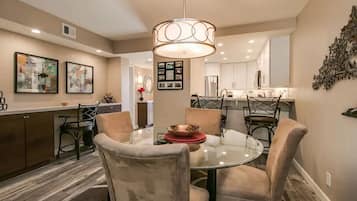 Studio (2 Bedrooms) | Dining room