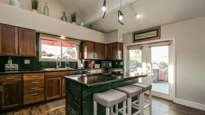 Studio (3 Bedrooms) | Private kitchen