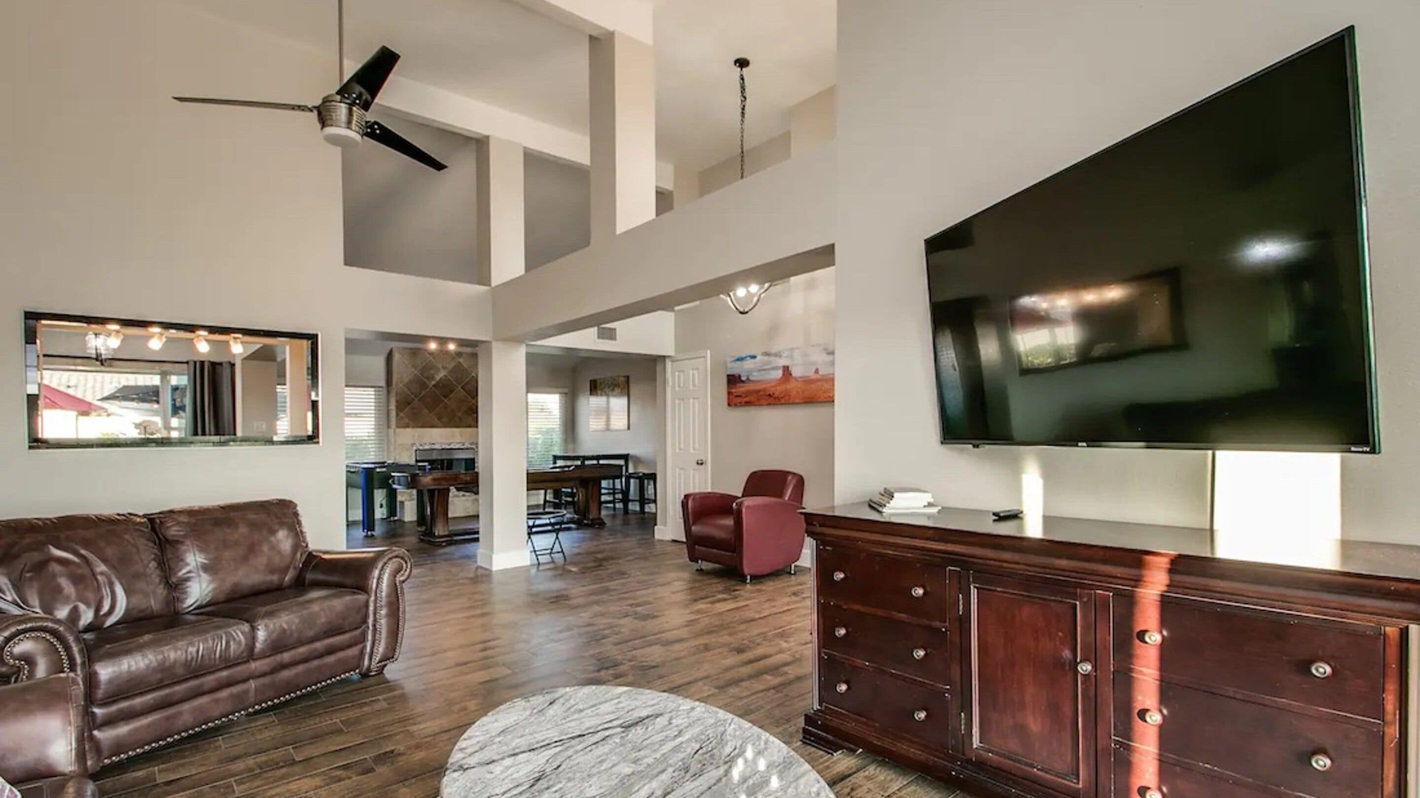 Studio (3 Bedrooms) | Living area