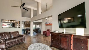 Estudio (3 Bedrooms) | Área de sala de estar