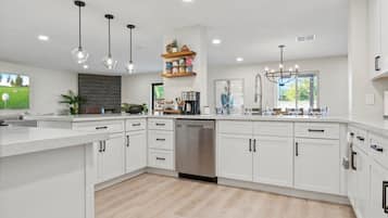 Studio (3 Bedrooms) | Eget kjøkken | Kjøleskap og hurtigmikser