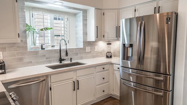 Estudio (4 Bedrooms) | Cocina privada | Refrigerador, microondas, horno y licuadora 
