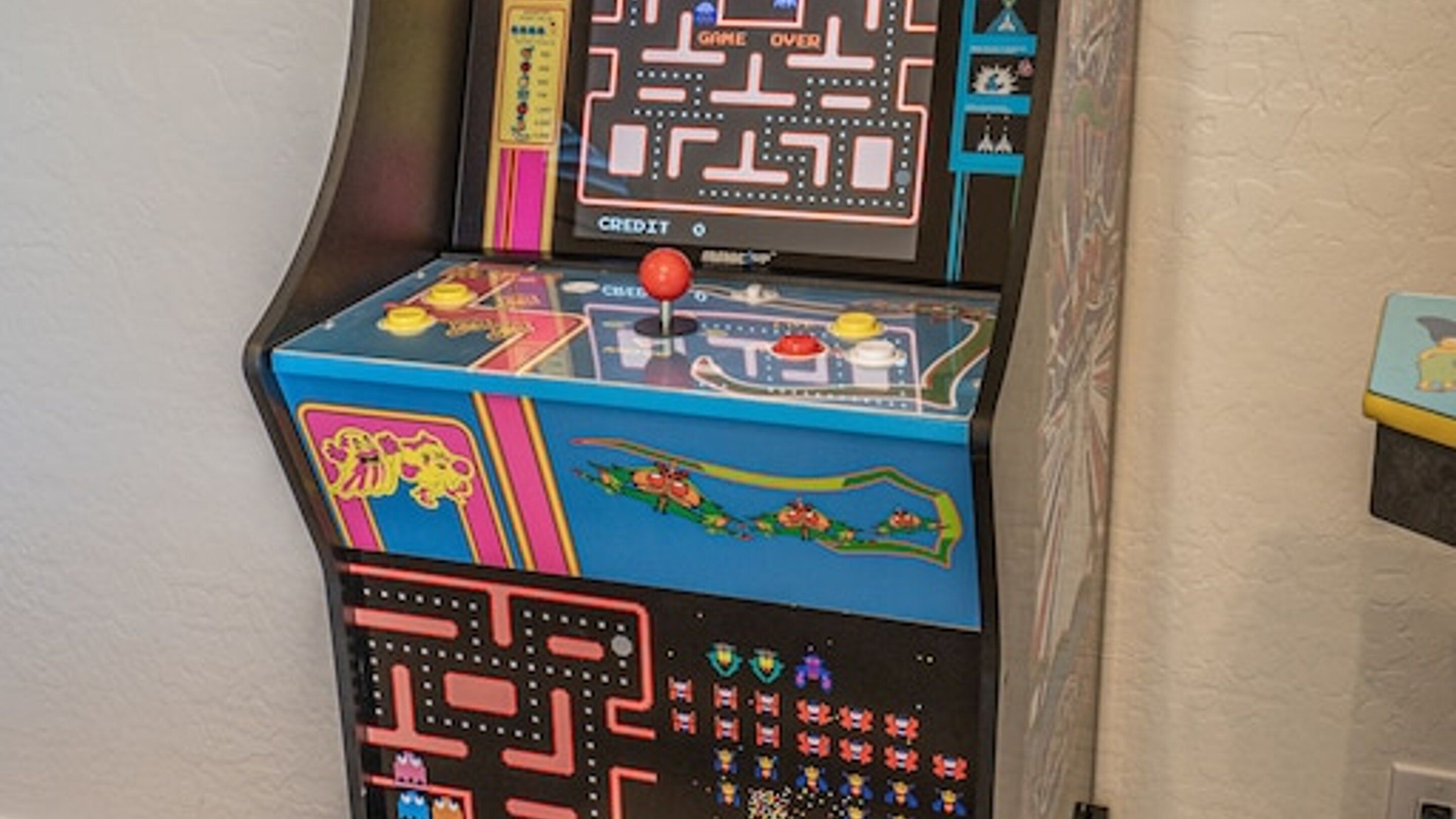 Ein Vintage-Spielautomat mit einem Labyrinthspiel, einem Münzeinsatz und einem Joystick.