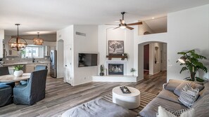 스튜디오 (4 Bedrooms) | 거실 공간 | 푸즈볼, 탁구