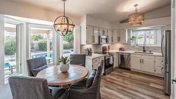 Studio (4 Bedrooms) | Private kitchen | Fridge, microwave, oven, blender