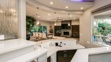 Studio (5 Bedrooms) | Coin séjour | Table de tennis de table