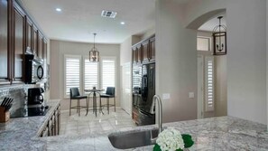 Estudio (3 Bedrooms) | Cocina privada | Refrigerador, microondas, horno y licuadora 