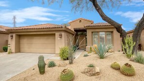 Vista frontal de la propiedad