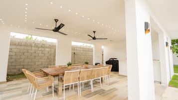 屋外ダイニングエリア