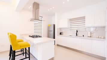 Refrigerador, microondas, tostadora y utensilios de cocina