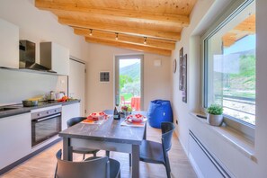 Kühlschrank, Ofen, Herdplatte, Wasserkocher mit Kaffee-/Teezubehör