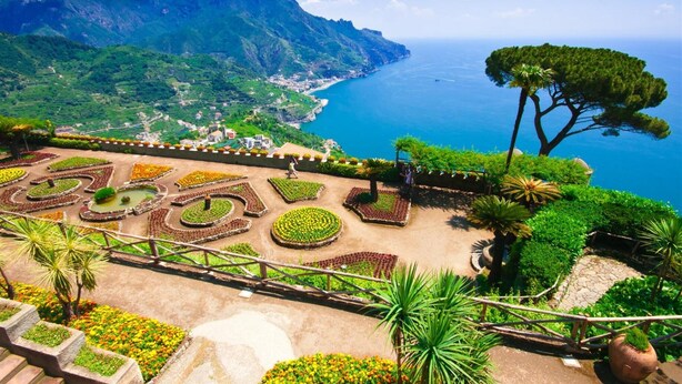 Un jardín en terrazas con vistas al mar y a las montañas.