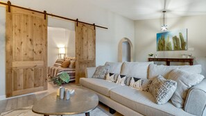 스튜디오 (4 Bedrooms) | 거실 공간