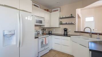 Studio (3 Bedrooms) | Private kitchen | Microwave, oven, blender