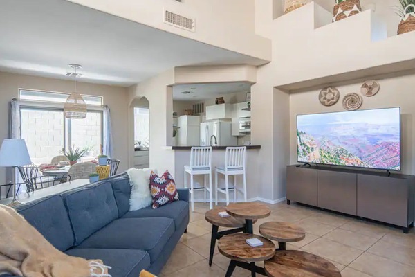 Studio (3 Bedrooms) | Living area