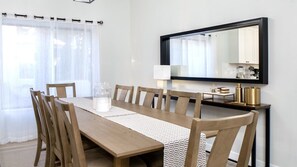 House (5 Bedrooms) | Dining room