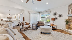Living area - Luxe Central Scottsdale 4 Bdrm w/ Backyard Oasis! (Scottsdale)