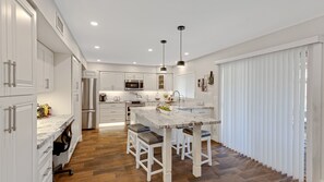 Estudio (4 Bedrooms) | Cocina privada | Refrigerador, microondas y horno 