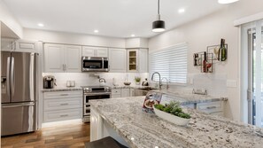 Studio (4 Bedrooms) | Eget kjøkken | Kjøleskap, mikrobølgeovn og ovn