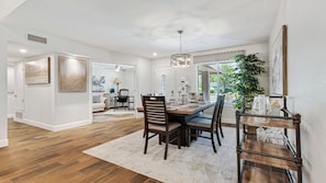 Estudio (4 Bedrooms) | Comedor