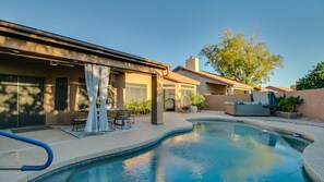 Outdoor pool - Luxury Scottsdale 5 Bdrm W/pool and Hot Tub! (Scottsdale)