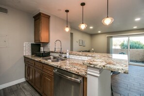 Hus (2 Bedrooms) | Eget kjøkken | Kjøleskap, mikrobølgeovn, ovn og kokeplater