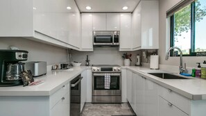 Studio (2 Bedrooms) | Private kitchen