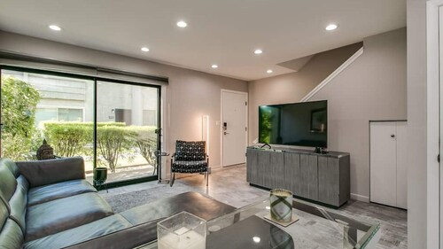 Unbeatable Old Town Location! Modern and Classy!