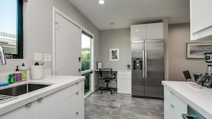 Studio (2 Bedrooms) | Eget kök | Kylskåp, mikrovågsugn och ugn