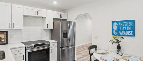 ثلاجة، ميكروويف، فرن، موقد طهي مسطح