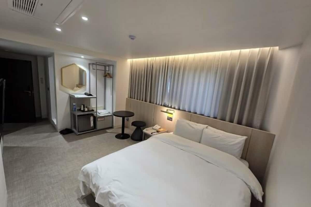 1 bedroom, premium bedding, down duvets, blackout curtains