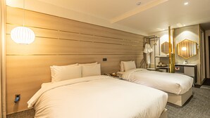 A hotel room with two beds, a bedside table, a mirror, and a hanging light fixture. - Hotel The Grang Seogwipo (Seogwipo)