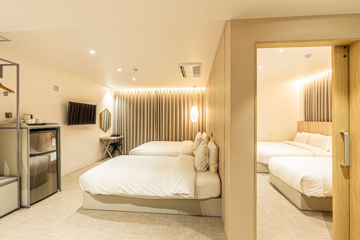 Een moderne hotelkamer met een groot bed, een bureau en een televisie.