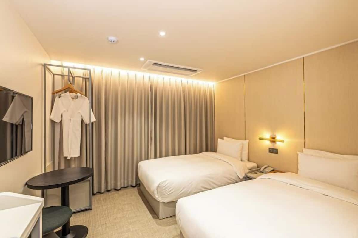1 bedroom, premium bedding, down duvets, blackout curtains