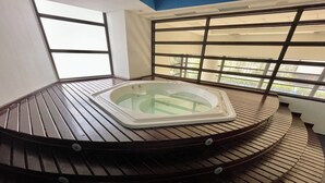A hot tub in a corner with a view of the outdoors. - Três de Julho Flats - Paulista (São Paulo)