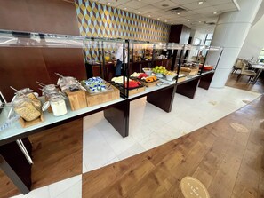 Desayuno buffet todos los días (con cargo) 