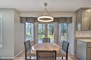 Dining - ‘The Cedars’ large Group Getaway in Snohomish (Snohomish)