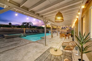 Outdoor pool - Boho Bungalow - 30ft pool & minutes from festivals (Indio)