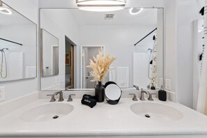 Shower, towels, toilet paper - Boho Bungalow - 30ft pool & minutes from festivals  (Indio)