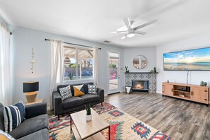 Smart TV, fireplace, books, music library - Boho Bungalow - 30ft pool & minutes from festivals (Indio)