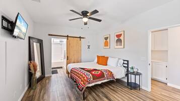 3 habitaciones, escritorio, tabla de planchar con plancha y wifi