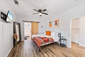 3 bedrooms, desk, iron/ironing board, WiFi