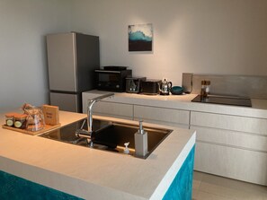 Fridge, microwave, oven, stovetop - KOURI VILLA Indigo (Nakijin)