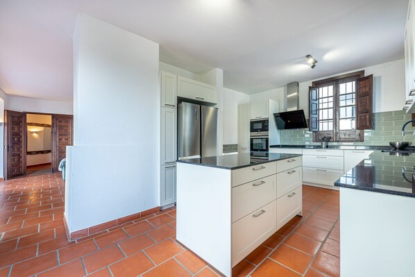 Réfrigérateur, micro-ondes, four, lave-vaisselle