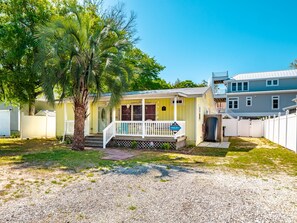 Exterior - PRIVATE Pool w/ Lithium  Golf Cart w paid parking INCLUDED. Walk to Restaurants (Oak Island)
