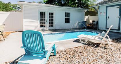 PRIVATE Pool w/ Lithium Golf Cart w paid parking INCLUDED. Walk to Restaurants