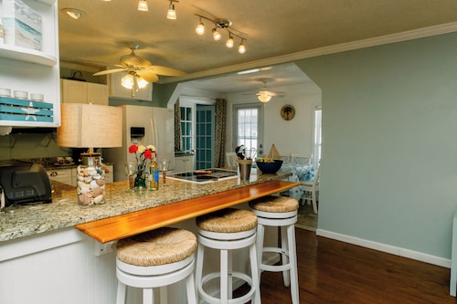 PRIVATE Pool w/ Lithium  Golf Cart w paid parking INCLUDED. Walk to Restaurants