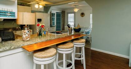 PRIVATE Pool w/ Lithium Golf Cart w paid parking INCLUDED. Walk to Restaurants